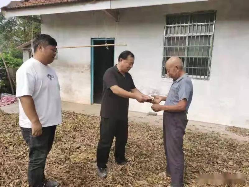 学院副院长陈宁春、阙勇平率队赴帮扶村开展慰问活动，深化对未消除风险监测户的关怀与支持