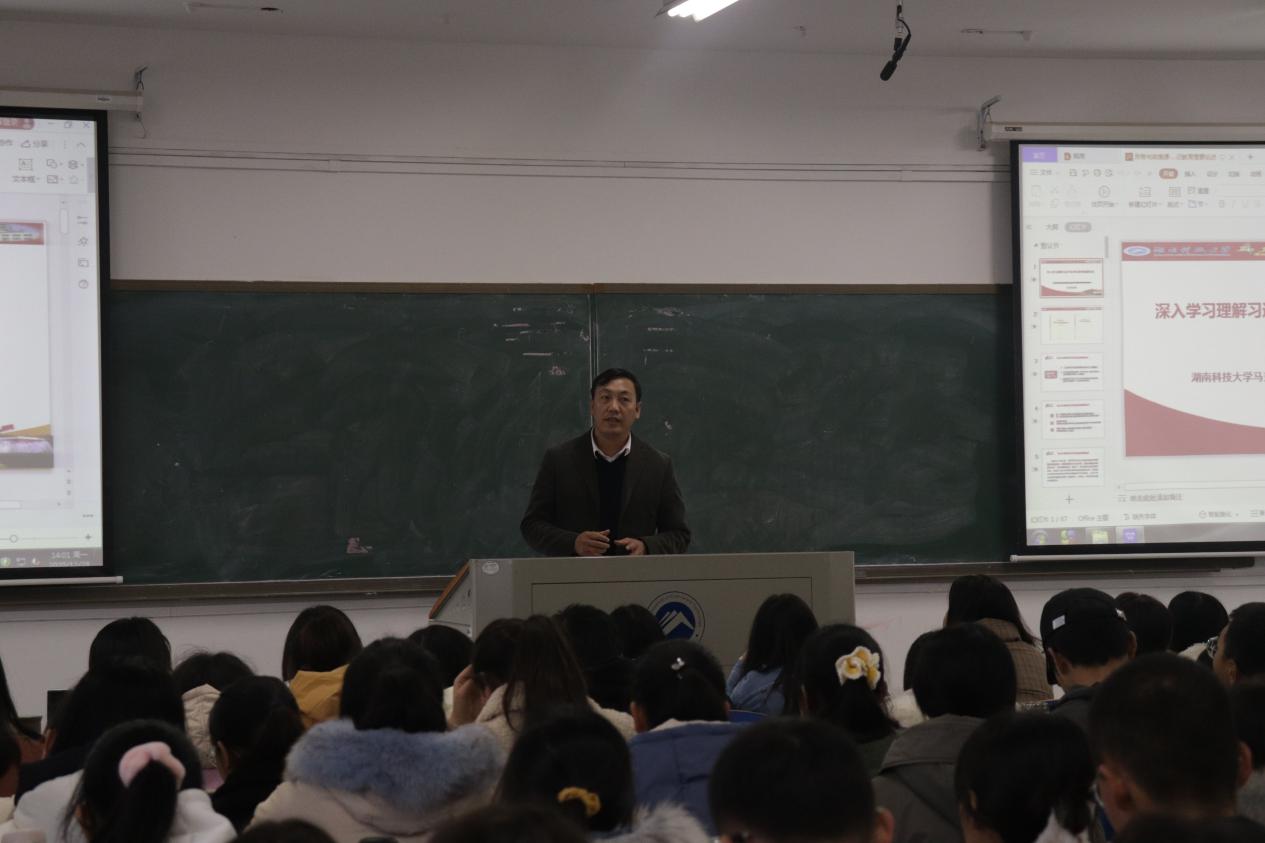 学院副院长安仲文深入课堂，讲授思想政治理论课