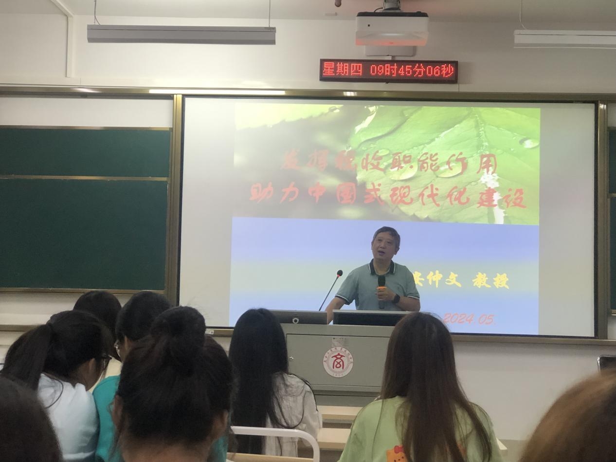 学院副院长安仲文深入课堂，讲授思想政治理论课