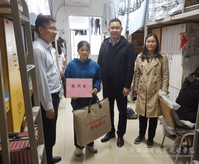 学院副院长安仲文走访学生宿舍，人文关怀与教育的双向强化慰问活动