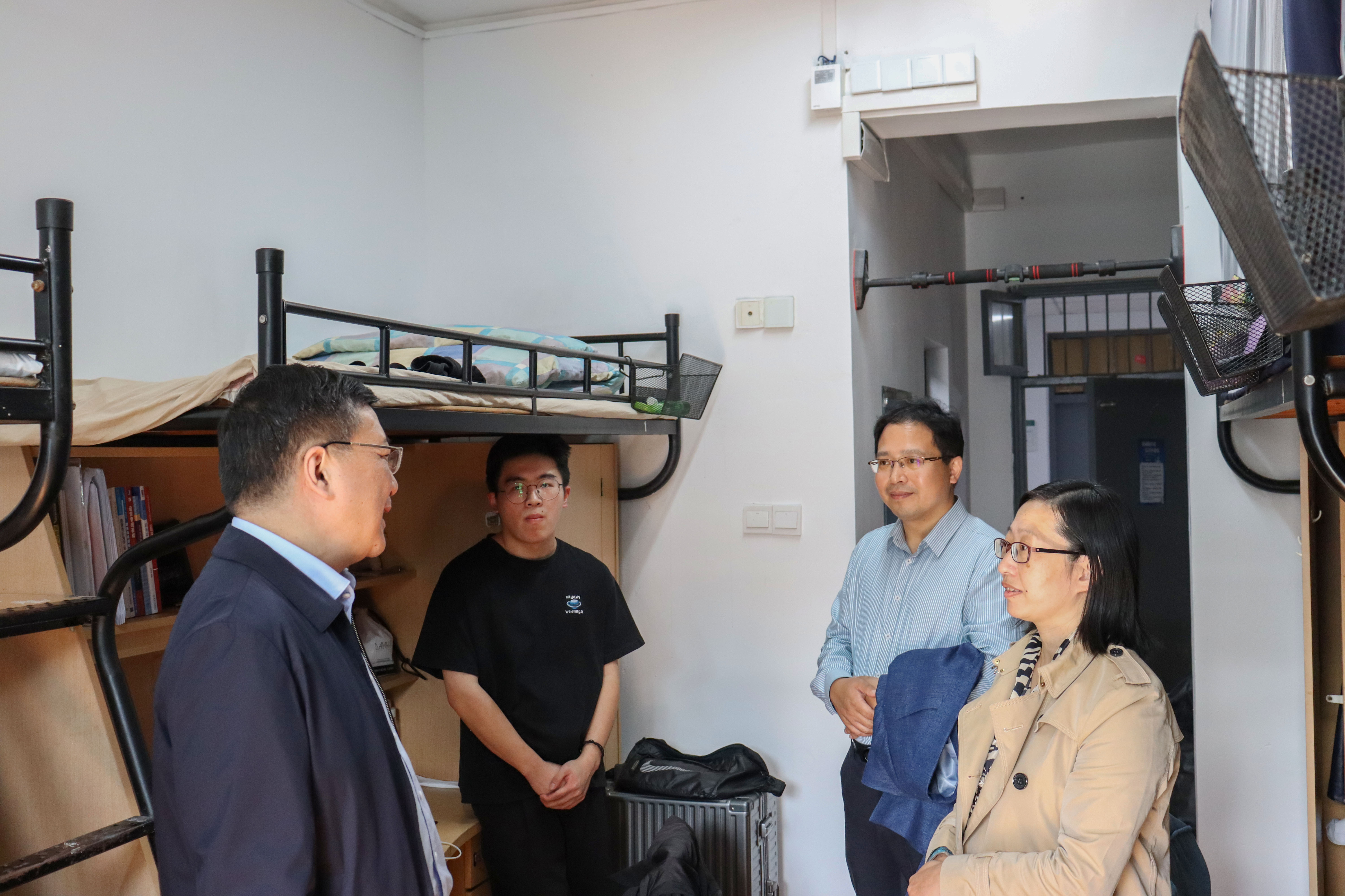 学院副院长安仲文深入学生宿舍走访慰问——人文关怀与教育管理的双向强化