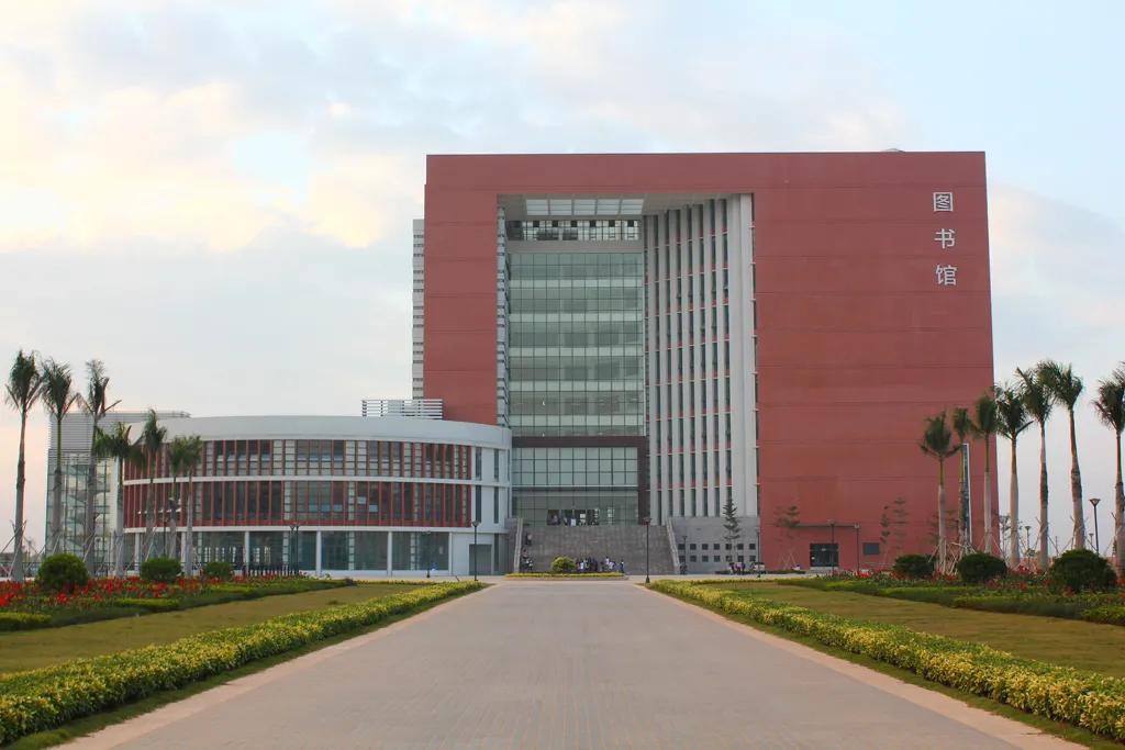 中国教育报报道，上海工商职业技术学院粮·商两翼齐飞，筑牢协同育人基石