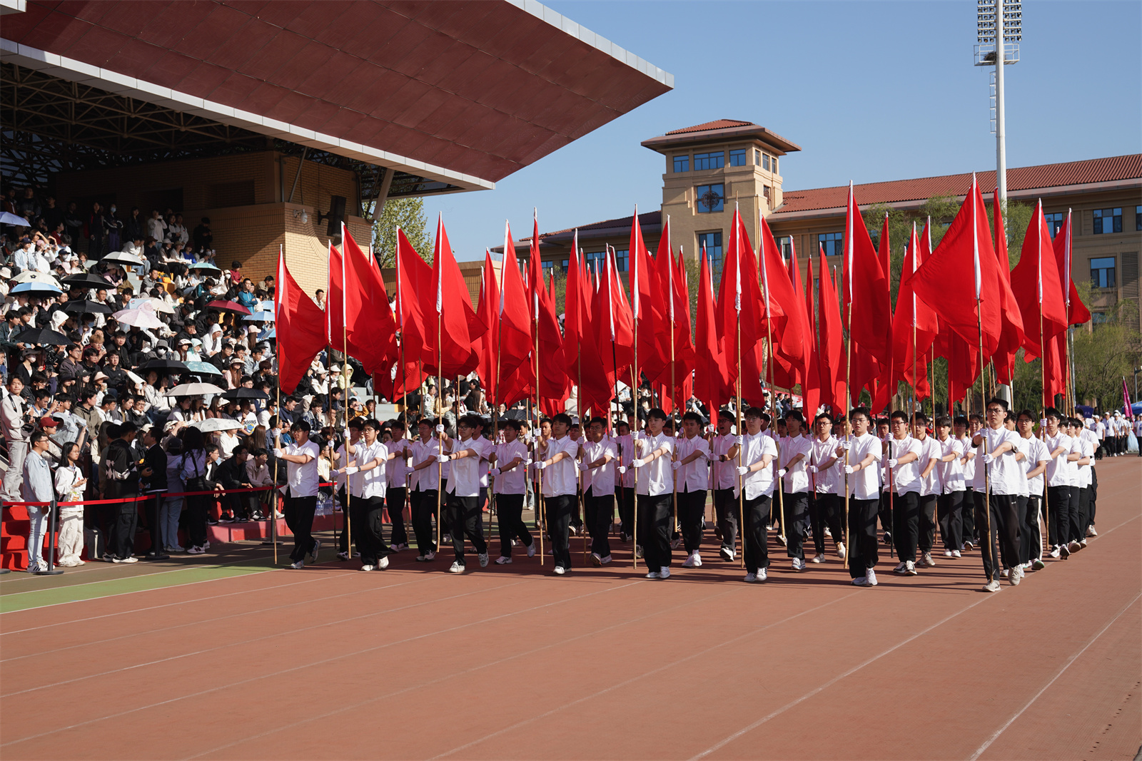 热烈庆祝2025年秋季学生运动会（武鸣校区）胜利闭幕