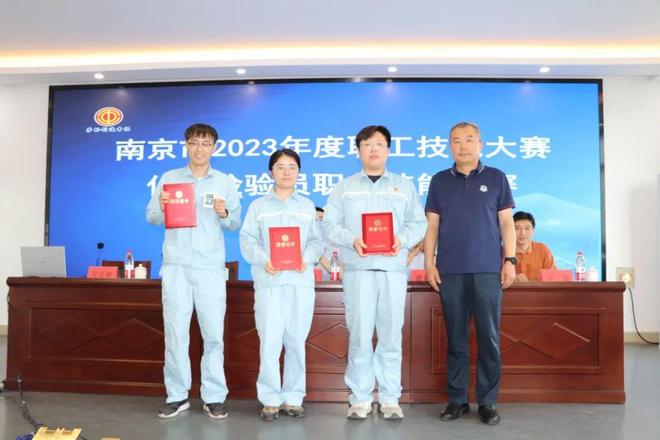 学院院长李维与第六届全国粮食行业职业技能竞赛获奖选手及指导老师开展座谈