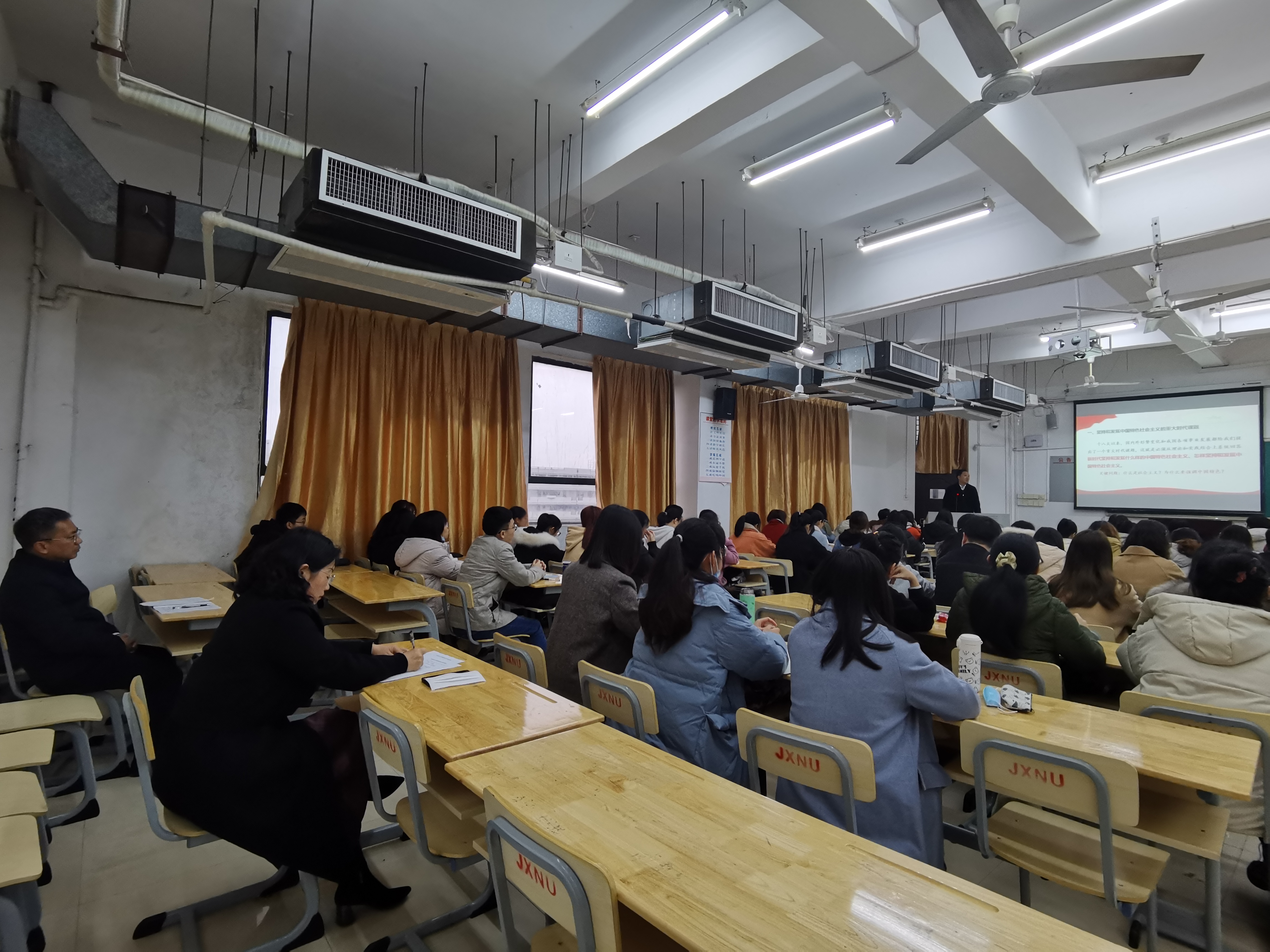 学院党委书记覃武云引领思政教育创新发展，深入思政课堂开展听课评课活动