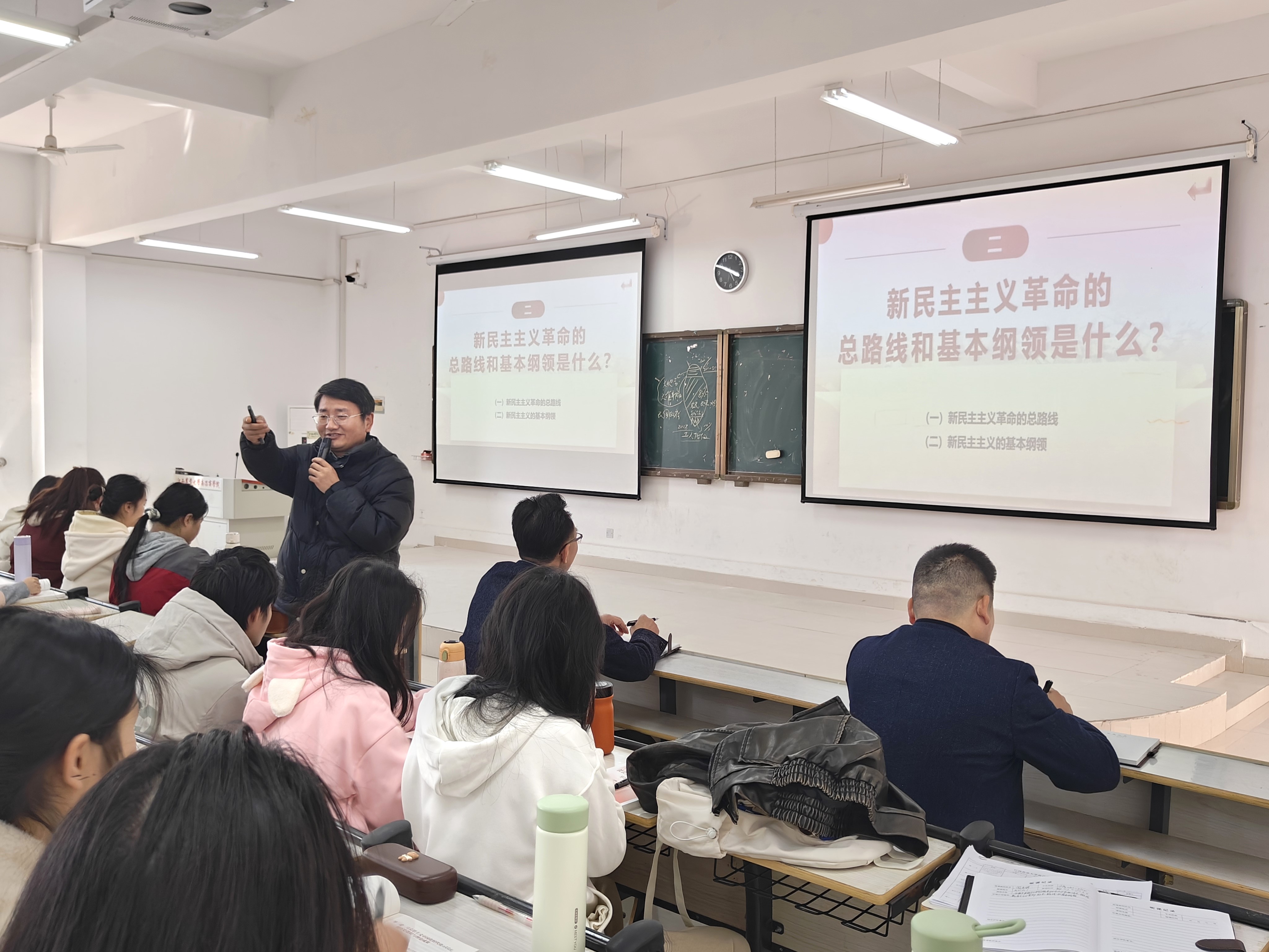 学院党委书记覃武云深入思政课堂开展听课评课活动，引领思政教育创新发展