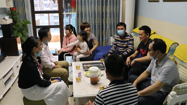 学院领导节前走访慰问驻村工作队员家属，温暖传递至每个家庭的心间