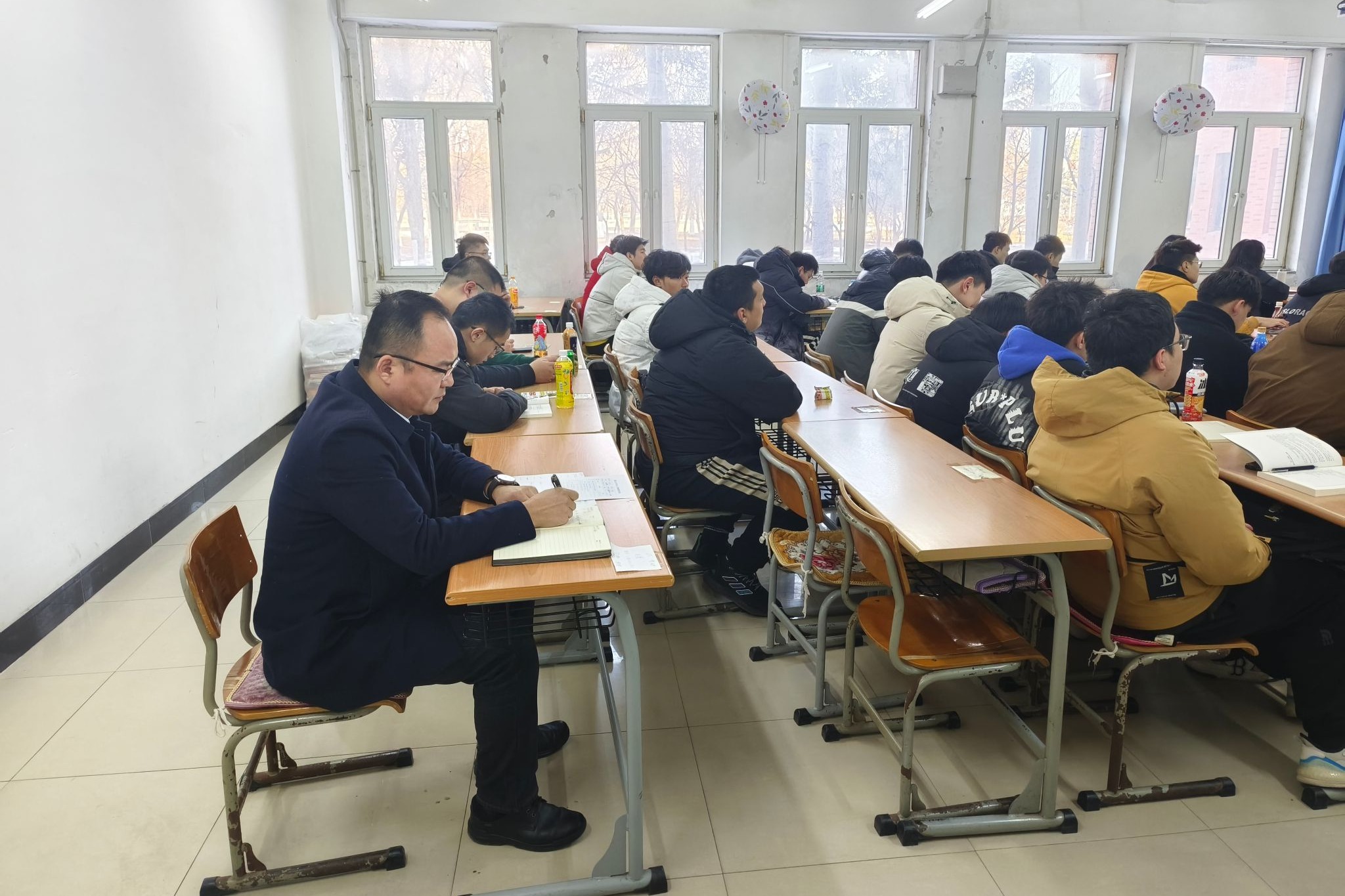 学院领导深入各二级学院开展听课工作，推动教学质量持续提升