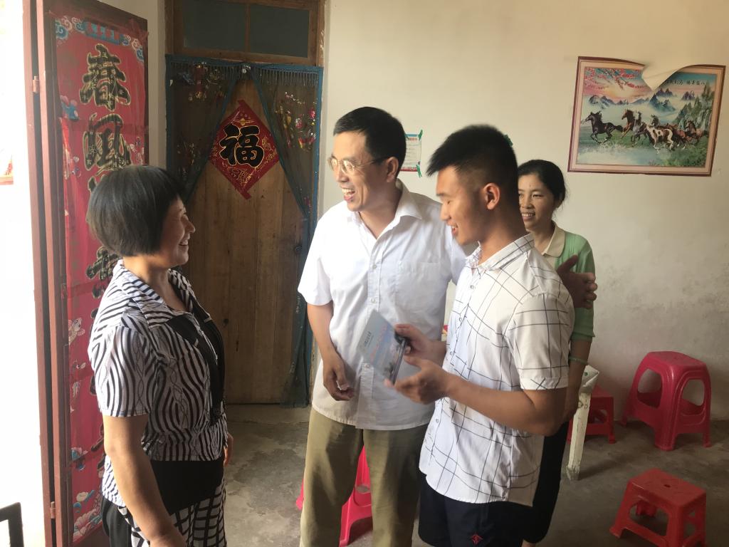 韦云凤带队走访经济困难学生家庭纪实，深化关怀，共筑学子未来