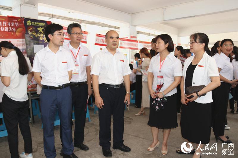 学院党委书记覃武云讲授主题教育专题党课