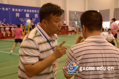 蒙启成副书记领衔参与高校教职工羽毛球大赛，运动精神与领导力共展风采